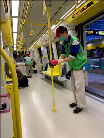 ▲▼    捷運環狀線清潔人員進行消毒工作        。（圖／翻攝自DCARD）