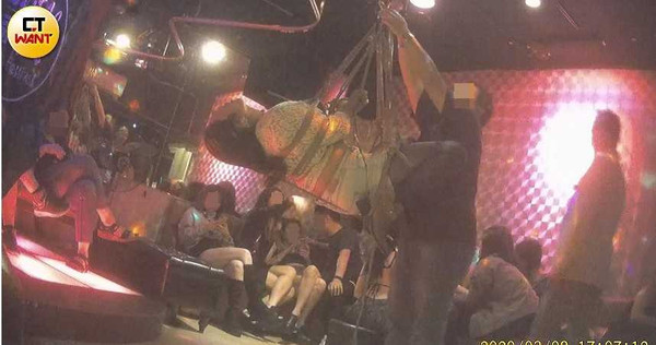 大家邊欣賞肉感妹被綑綁吊起,邊緊緊相貼靠近閒聊,毫不在乎新冠肺炎可能透過飛沫傳染。(圖/本刊攝影組)