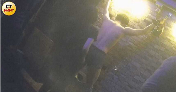 男子脫到剩內褲,上手銬讓另名辣妹毆打下體。(圖/本刊攝影組)