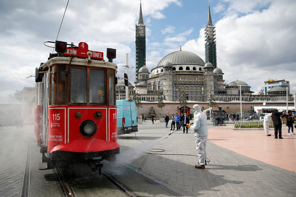 ▲▼土耳其數名工作人員穿著全套防護衣，在首都伊斯坦堡進行全市大消毒。（圖／路透）