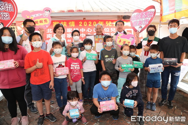 ▲在地口罩大廠康那香企業之戴竹基金會「安心上學」口罩捐贈儀式,本次捐贈數量高達1439盒,市值近25萬元,給家扶兒安心上學,黃偉哲市長到場感謝。(圖/記者林悅翻攝,下同) ▲在地口罩大廠康那香企業之戴竹基金會「安心上學」口罩捐贈儀式,本次捐贈數量高達1439盒,市值近25萬元,給家扶兒安心上學,黃偉哲市長到場感謝。(圖/記者林悅翻攝,下同)