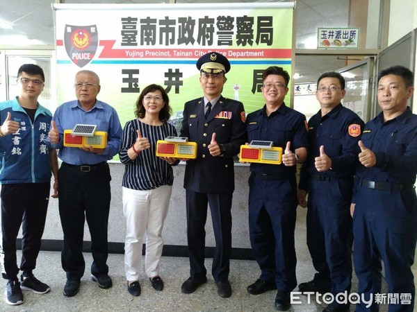 ▲台南市議員周奕齊,前往玉井警分局致贈太陽能爆閃警示燈20組,以保障民眾生命財產安全。(圖/記者林悅翻攝,下同) ▲台南市議員周奕齊,前往玉井警分局致贈太陽能爆閃警示燈20組,以保障民眾生命財產安全。(圖/記者林悅翻攝,下同)