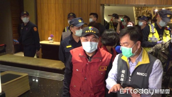 ▲▼新北市長侯友宜視察新北市公安防疫臨檢,新北市板橋分局派出員警臨檢KTV,員警跟市長進星聚點KTV也要量體溫。(圖/記者呂佳賢攝) ▲▼新北市長侯友宜視察新北市公安防疫臨檢,新北市板橋分局派出員警臨檢KTV,員警跟市長進星聚點KTV也要量體溫。(圖/記者呂佳賢攝)