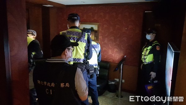 ▲▼新北市長侯友宜視察新北市公安防疫臨檢,新北市板橋分局派出員警臨檢KTV,員警跟市長進星聚點KTV也要量體溫。(圖/記者呂佳賢攝) ▲▼新北市長侯友宜視察新北市公安防疫臨檢,新北市板橋分局派出員警臨檢KTV,員警跟市長進星聚點KTV也要量體溫。(圖/記者呂佳賢攝)