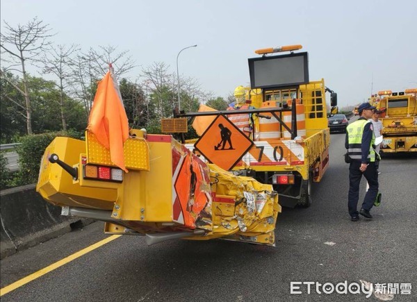 ▲國道1號221K處下午發生貨車追撞工程車翻覆意外。（圖／國道第3公路警察大隊提供）