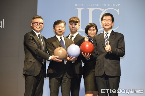 ▲▼雲朗、老爺、凱撒集團聯合記者會,攜手發行CLR聯合通用券,提供集團內員工每人約一萬元做為員工旅遊基金。雲朗觀光集團國外事業處總經理張倚蘭,總經理盛治仁,老爺酒店集團沈方正,凱達大飯店副總裁皮金營宏國集團林柏翰出席。(圖/記者湯興漢攝) ▲▼雲朗、老爺、凱撒集團聯合記者會,攜手發行CLR聯合通用券,提供集團內員工每人約一萬元做為員工旅遊基金。雲朗觀光集團國外事業處總經理張倚蘭,總經理盛治仁,老爺酒店集團沈方正,凱達大飯店副總裁皮金營宏國集團林柏翰出席。(圖/記者湯興漢攝)