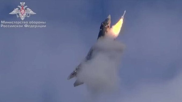 ▲俄羅斯空軍首度曝光機翼下側彈艙發射導彈畫面。（圖／翻攝蘇-57宣傳片）