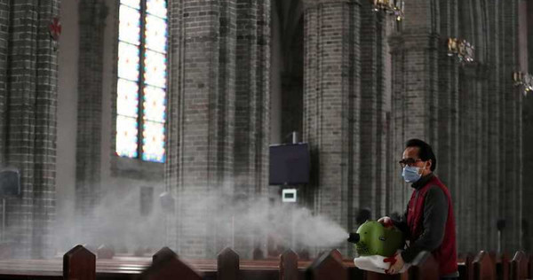 曾經一度失控的南韓疫情，卻在不封城的狀況下，一個月迅速控制住疫情，圖為南韓首爾教堂進行消毒的畫面。（圖／報系資料照）
