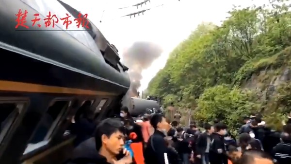 ▲湖南火車發生翻覆意外。（圖／翻攝自楚天都市報）