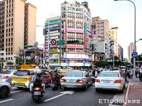 ▲▼紅綠燈,交通號誌故障,馬路,路口,塞車,停電。（圖／記者周宸亘攝）