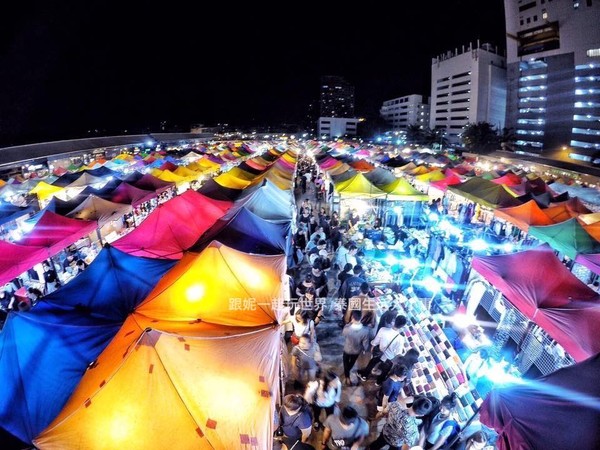 ▲曼谷拉差達火車夜市　近況。（圖／《跟妮一起玩世界-泰國生活大小事》提供）