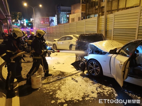 ▲▼台中6車連環撞釀火燒車7傷。（圖／記者鄧木卿翻攝）