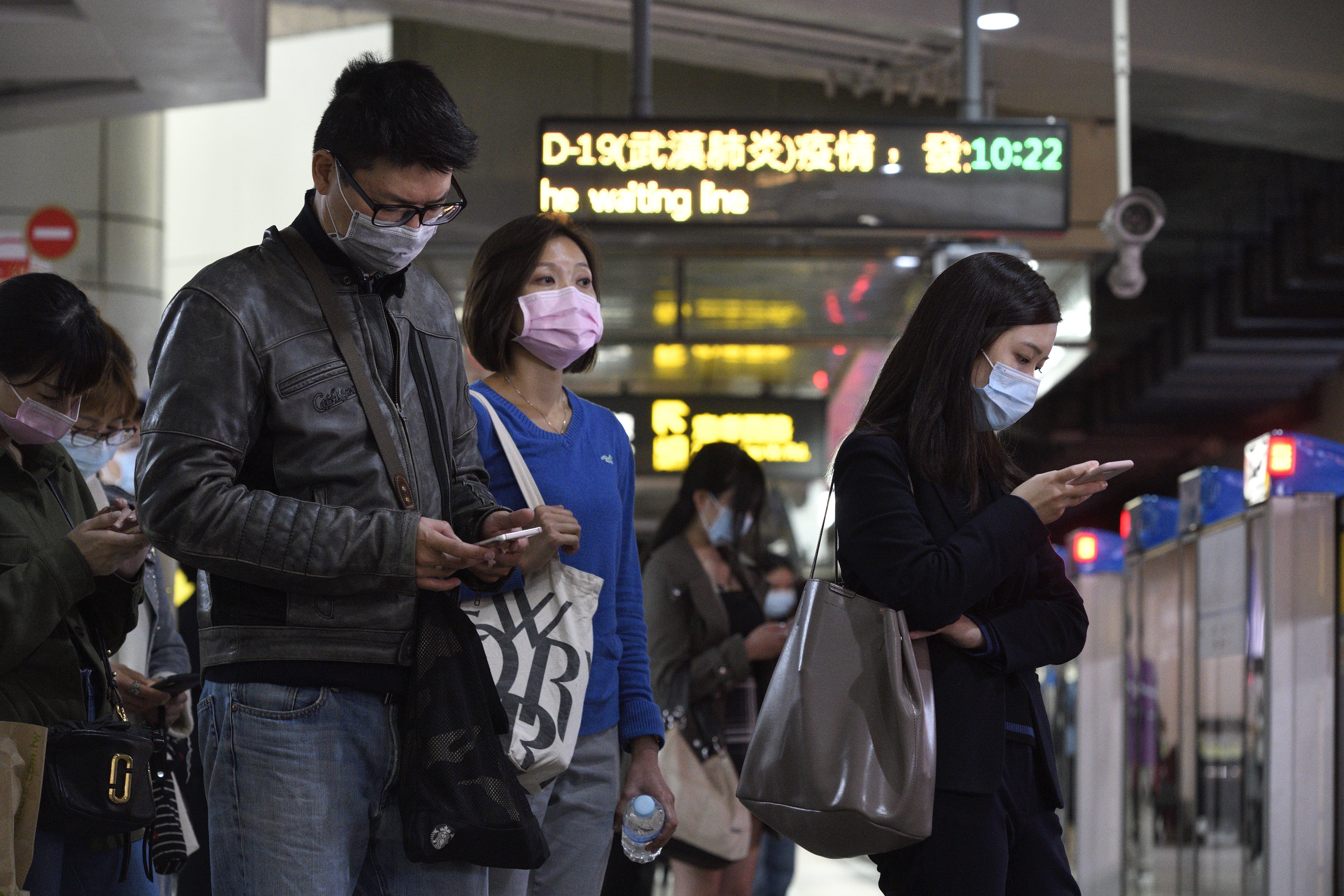 ▲▼4/1防疫新制上路，進入台北捷運車站的旅客，一定要配戴口罩量測體溫，確認沒有發燒後才能進入車站搭車。（圖／記者湯興漢攝）
