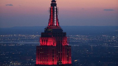帝國大廈亮紅燈「致敬醫護」　用意良善但是太可怕　網：以為變成高譚市
