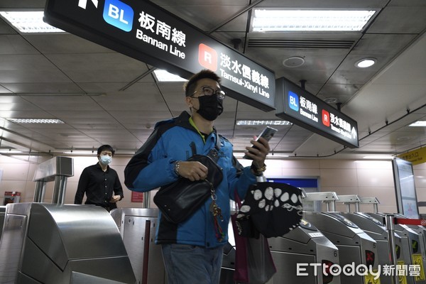▲▼4/1防疫新制上路，進入台北捷運車站的旅客，一定要配戴口罩量測體溫，確認沒有發燒後才能進入車站搭車。（圖／記者湯興漢攝）