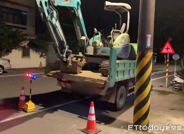 ▲竊嫌深夜以吊卡大貨車偷載走小挖土機。(圖/楊梅警分局提供) ▲竊嫌深夜以吊卡大貨車偷載走小挖土機。(圖/楊梅警分局提供)