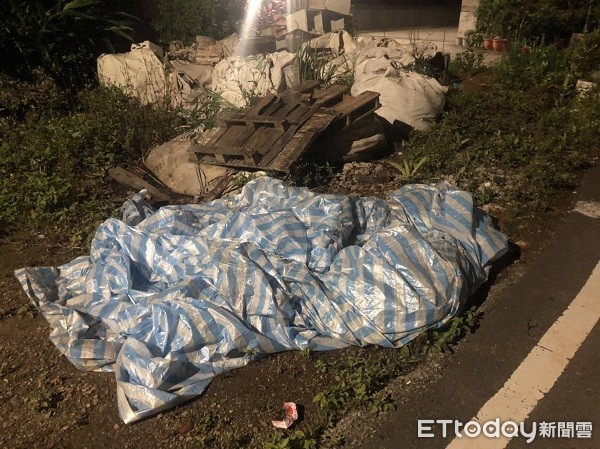 ▲▼警方迅速找到小偷來不及藏匿小怪手及為掩人耳目的帆布。(圖/楊梅警分局提供) ▲▼警方迅速找到小偷來不及藏匿小怪手及為掩人耳目的帆布。(圖/楊梅警分局提供)