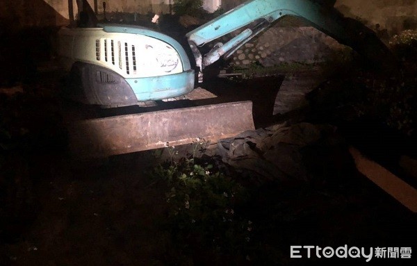 ▲▼警方迅速找到小偷來不及藏匿小怪手及為掩人耳目的帆布。(圖/楊梅警分局提供) ▲▼警方迅速找到小偷來不及藏匿小怪手及為掩人耳目的帆布。(圖/楊梅警分局提供)