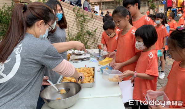 ▲鎮南國小學生，將回收品，在學校運動場共同排成巨大「海龜」，開心與海龜拍照記錄快樂兒童節。（圖／記者蔡佩旻攝）