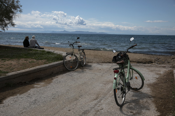 ▲▼疫情爆發期間，希臘一對夫婦坐在雅典南部海邊看海。（圖／達志影像／美聯社）