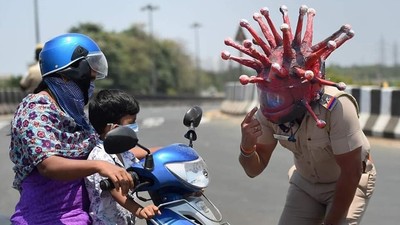 下禁足令人民照樣趴趴走　印度警察戴「新冠病毒安全帽」嚇小孩回家