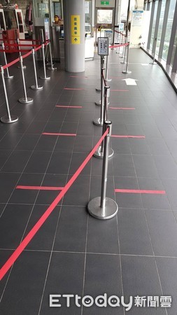 ▲▼ 貓纜、兒童樂園宣導社交距離。(圖/北捷提供) ▲▼ 貓纜、兒童樂園宣導社交距離。(圖/北捷提供)