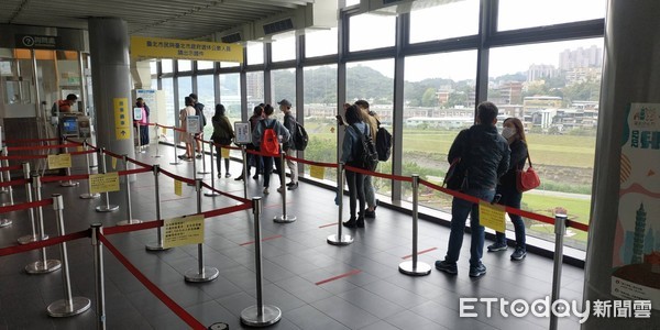 ▲▼ 貓纜、兒童樂園宣導社交距離。(圖/北捷提供) ▲▼ 貓纜、兒童樂園宣導社交距離。(圖/北捷提供)