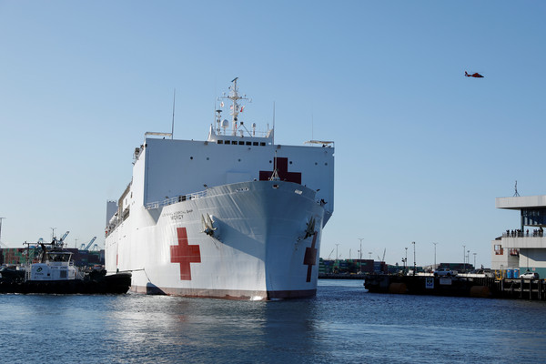 ▲▼美國海軍仁慈號醫療船（USNS Mercy）停泊在洛杉磯港。（圖／路透）