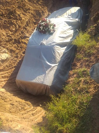 ▲南非政治家以賓士車當棺材下葬，車窗還能看到僵硬大體。（圖／翻攝自臉書mfundo.bongela）
