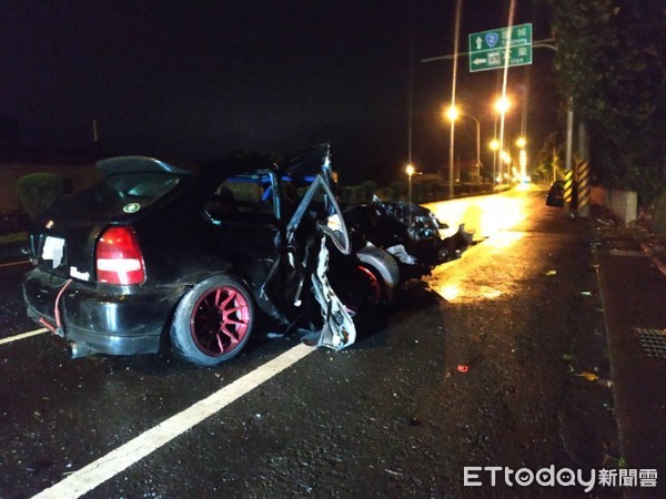 ▲▼宜蘭一自小客車高速撞電，車幾近全毀並釀成1死2重傷慘劇。（圖／記者游芳男翻攝，下同）