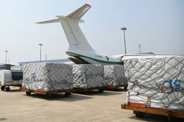▲▼ 阿爾及利亞、俄羅斯派軍機到中國接走醫療物資。（圖／取材微博　上海浦東機場）