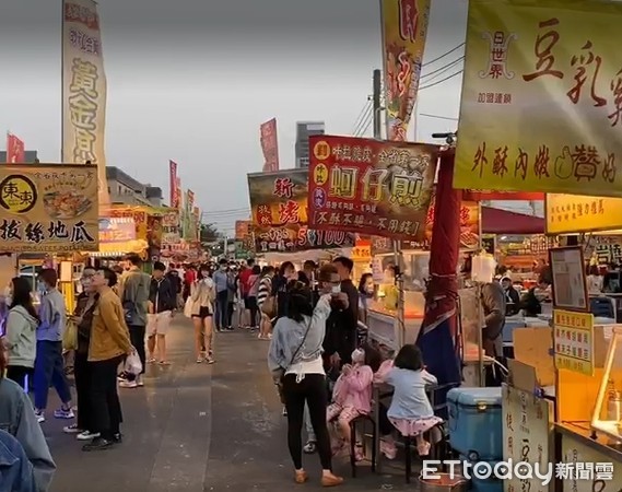 ▲台南市長黃偉哲率隊前往台南花園夜市進行防疫視察及宣導，並呼籲民眾及攤商口罩，保持社交安全距離。（圖／記者林悅翻攝，下同）