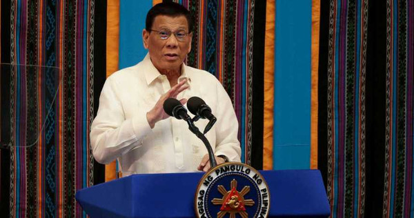 菲律賓總統杜特蒂日前對違反防疫規定者發出嚴正警告，最嚴重可能被「槍斃」。（圖／路透社）