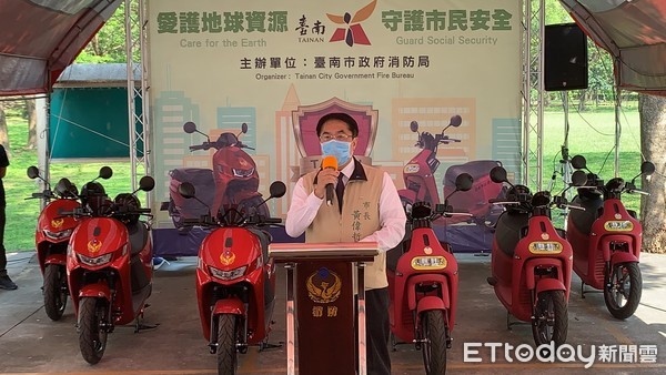 ▲台南市消防局再添購64台智慧電動機車，並舉辦電動機車啟用儀式，共同對抗空汙、保衛市民健康的決心。（圖／記者林悅翻攝，下同）