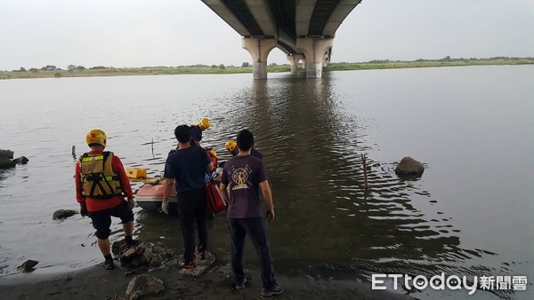 ▲雙園大橋發生轎車墜落意外，一名民眾被拋飛躺在沙洲             。（圖／記者吳奕靖翻攝）