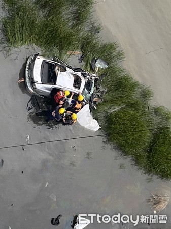 ▲雙園大橋發生一起汽車墜橋意外,消防人員搶救             。（圖／記者吳奕靖翻攝）