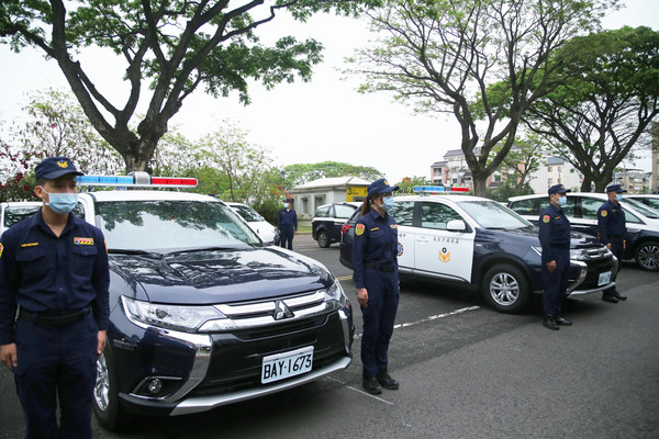 ▲嘉義縣警局添購12輛警用車，縣長翁章梁讚譽警察局為精良部隊 。（圖／記者翁伊森翻攝）