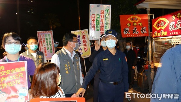 ▲台南市警局結合衛生、民政、消防、觀旅、經發等市府相關局處，發動巡守隊等五大民間力量加入宣導陣營，前往大東夜市擴大防疫宣導。（圖／記者林悅翻攝，下同）