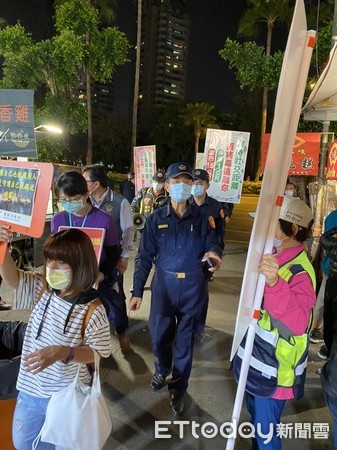 ▲台南市警局結合衛生、民政、消防、觀旅、經發等市府相關局處，發動巡守隊等五大民間力量加入宣導陣營，前往大東夜市擴大防疫宣導。（圖／記者林悅翻攝，下同）