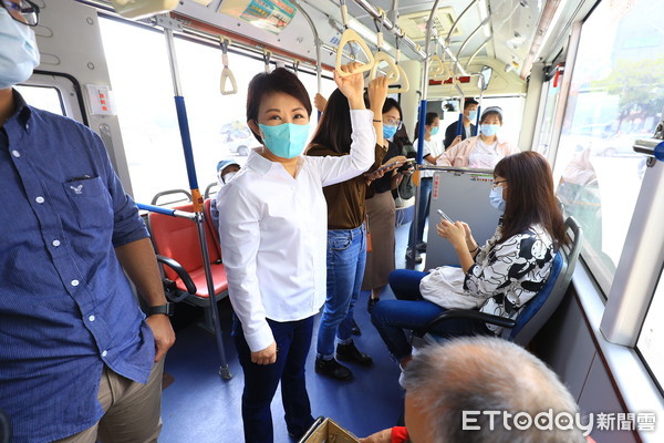 ▲▼盧秀燕搭公車視察防疫新措施。（圖／台中市政府提供）