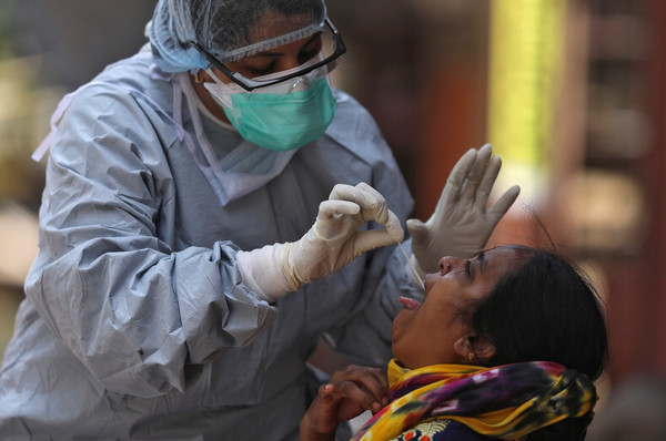 ▲印度驚傳有數十名護理師在缺乏保護性裝備下對有症狀患者進行檢測，感染新冠病毒。(圖／路透）        