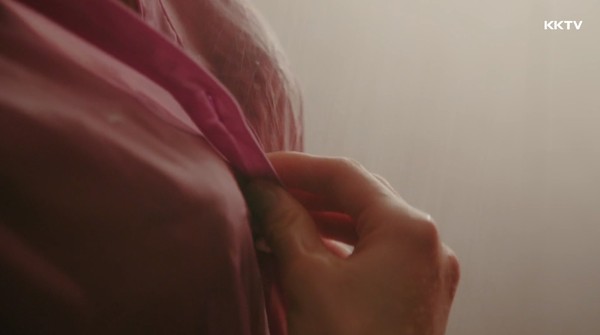 ▲▼《Guilty這戀愛有罪嗎?》閨蜜濕身解開外衣釦子。(圖/翻攝自KKTV) ▲▼《Guilty這戀愛有罪嗎?》閨蜜濕身解開外衣釦子。(圖/翻攝自KKTV)