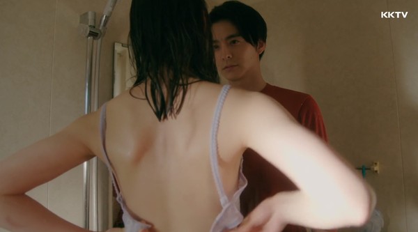 ▲▼《Guilty這戀愛有罪嗎?》閨蜜不斷勾引,自己解開內衣。(圖/翻攝自KKTV) ▲▼《Guilty這戀愛有罪嗎?》閨蜜不斷勾引,自己解開內衣。(圖/翻攝自KKTV)