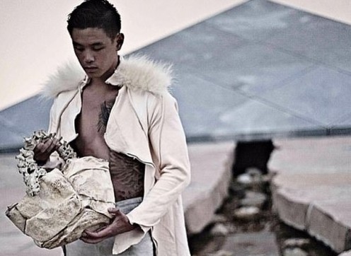 ▲Arnold Putra推出人骨包。(圖/翻攝自Arnold Putra IG) ▲Arnold Putra推出人骨包。(圖/翻攝自Arnold Putra IG)