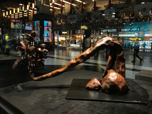 ▲▼北監銅雕班，銅雕班學員的作品在台北車站展出。（圖／吳宗霖提供）