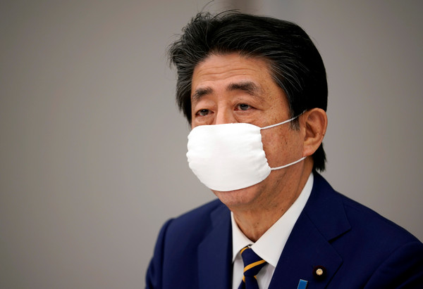 ▲▼ 日本首相安倍晉三,布口罩,日本口罩。（圖／路透）