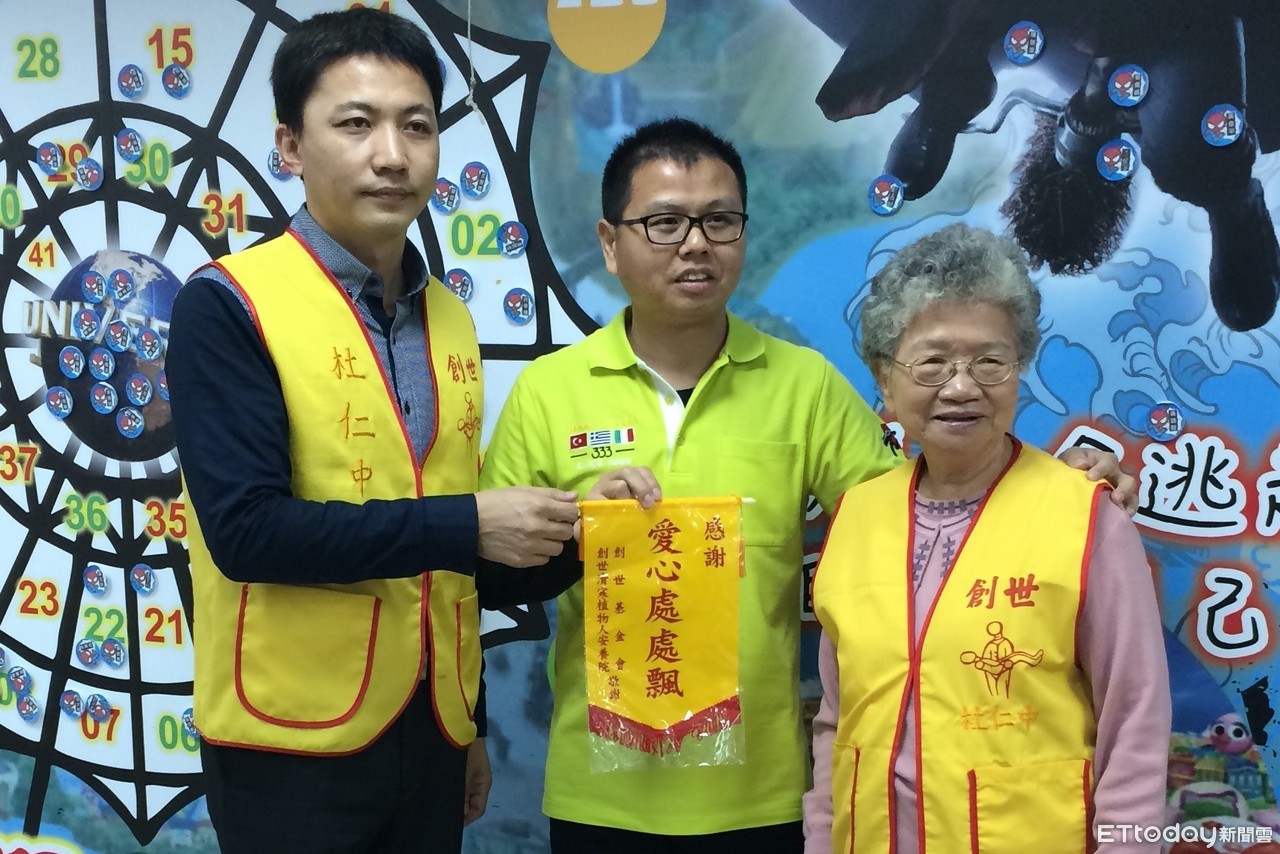 ▲三商美邦人壽處經理龍文平(中)接受創世基金會台南分院副組長杜仁中(左)頒發感謝旗。(圖/三商美邦人壽提供) ▲三商美邦人壽處經理龍文平(中)接受創世基金會台南分院副組長杜仁中(左)頒發感謝旗。(圖/三商美邦人壽提供)