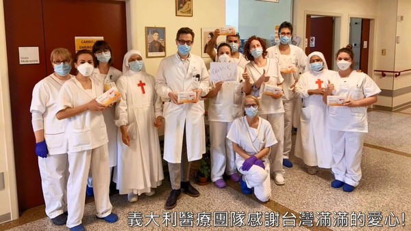 ▲▼神父募款捐贈物資至義大利。(圖/羅東聖母醫院提供) ▲▼神父募款捐贈物資至義大利。(圖/羅東聖母醫院提供)