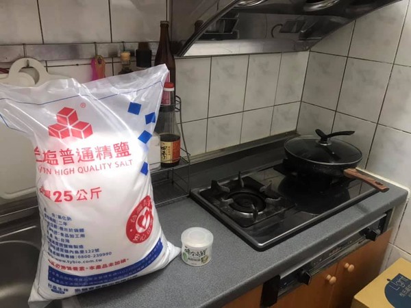 ▲▼男子買25公斤的鹽回家,被老婆罰跪。(圖/翻攝自爆怨公社) ▲。(圖/翻攝自爆怨公社)