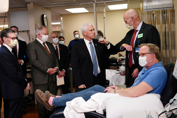 ▲▼ 美國副總統彭斯28日探訪梅約醫院時並沒有依規定戴上口罩。（圖／路透）